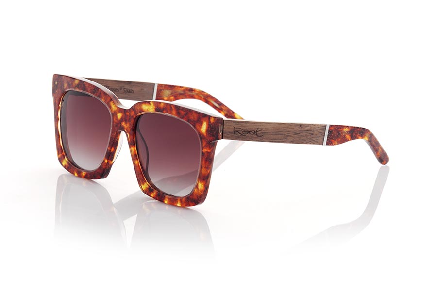 Wood eyewear of Rosewood MADAGASCAR. MADAGASCAR sunglasses of the MIXED PREMIUM series are manufactured with the front in acetate quality color reddish carey and sideburns in natural ROSEWOOD finished in Rod covered with acetate hawksbill that can be adjusted if necessary. Is is of a model more broad of forms something angular and suggestive that left him perfectly to them. The quality of the materials and their perfect completion will surprise you. Measure front: 148x55mm for Wholesale & Retail | Root Sunglasses® 